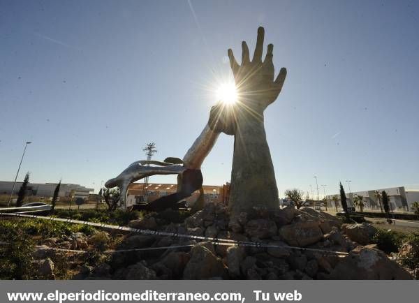 Galería de fotos: Cae la estatua de Ripolles