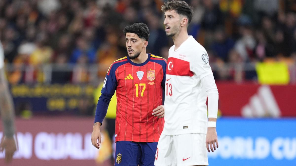 Pablo Fornals y Karazor, durante el partido de fútbol clasificatorio para la Copa Mundial de la FIFA 2026, Grupo E, disputado entre España y Turquía en el Estadio de La Cartuja.