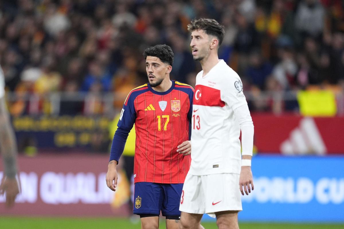 Pablo Fornals y Karazor, durante el partido de fútbol clasificatorio para la Copa Mundial de la FIFA 2026, Grupo E, disputado entre España y Turquía en el Estadio de La Cartuja.