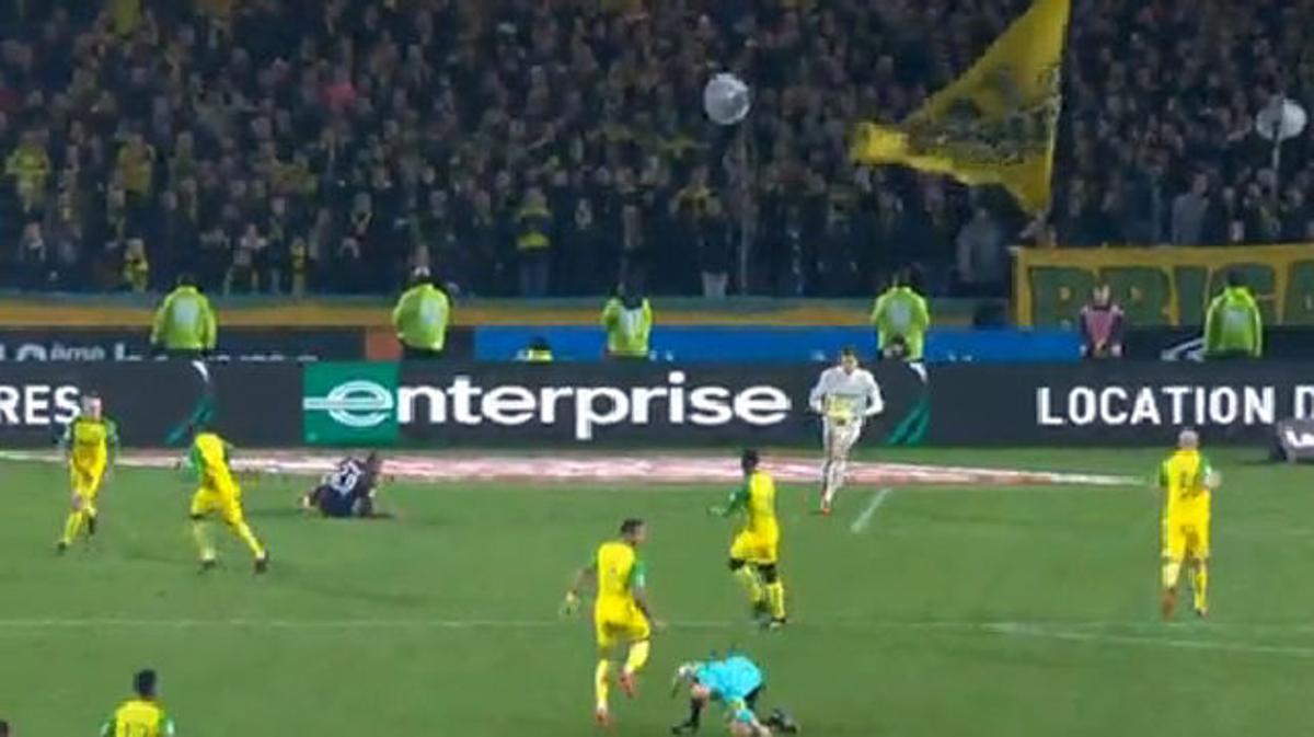 LA LIGA FRANCIA | Nantes - PSG (0-1): El árbitro da una patada a un jugador