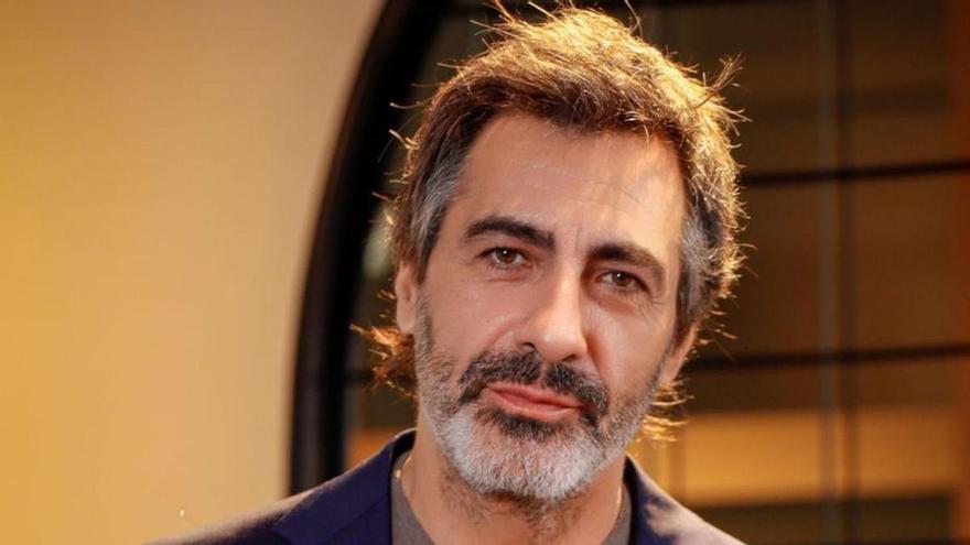 Juan del Val, en una foto promocional con su novela. | JAVIER OCAÑA