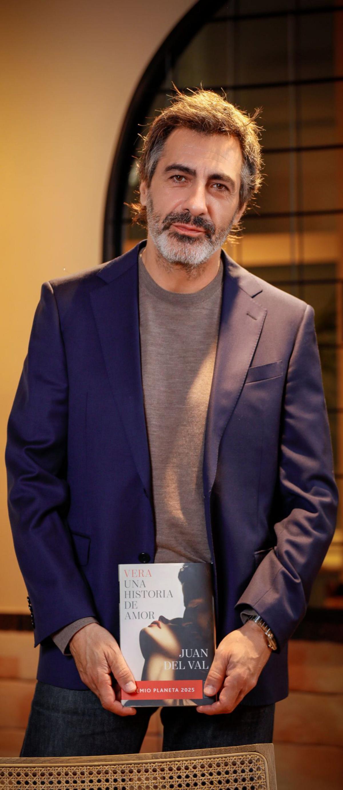 Juan del Val, en una foto promocional con su novela. | JAVIER OCAÑA