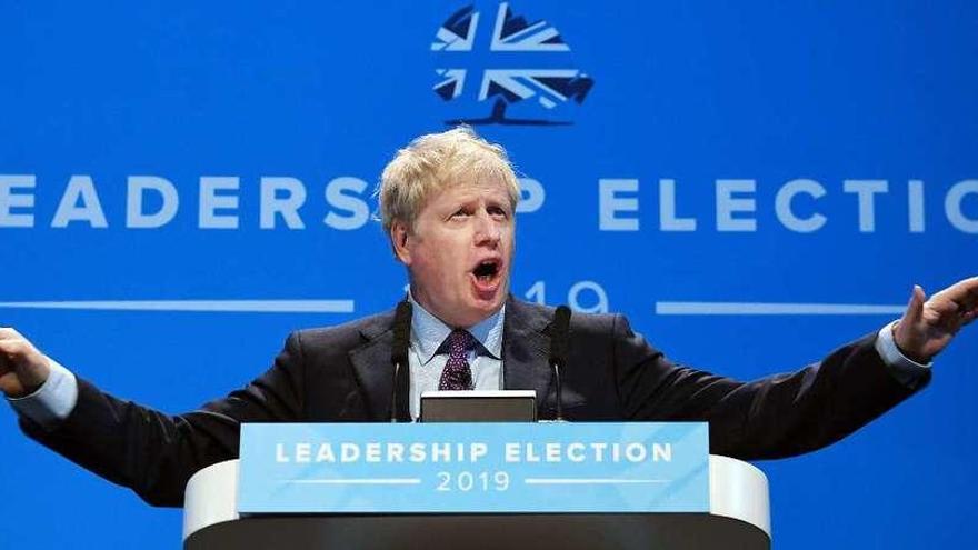 Johnson se dirige a los militantes conservadores que asistieron a la reunión con los candidatos ayer en Birmingham. // Efe