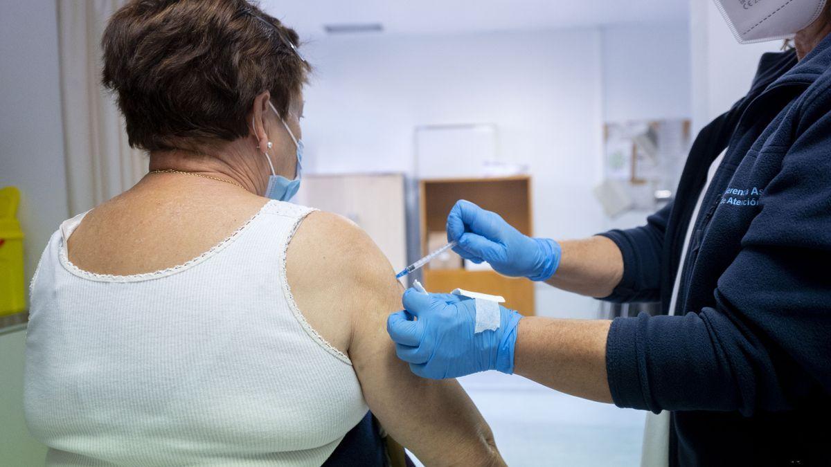 Una mujer recibe la vacuna.