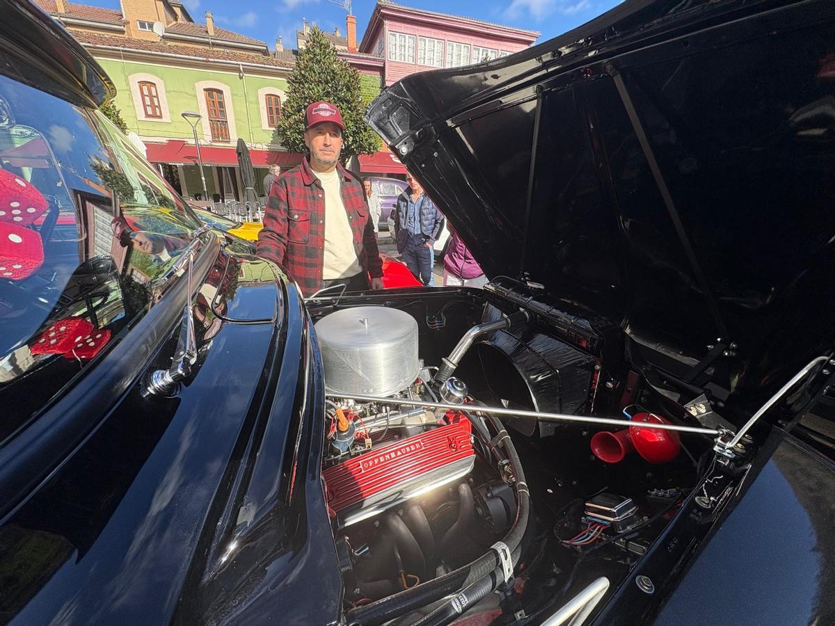 Concentración de coches clásicos americanos en Mieres