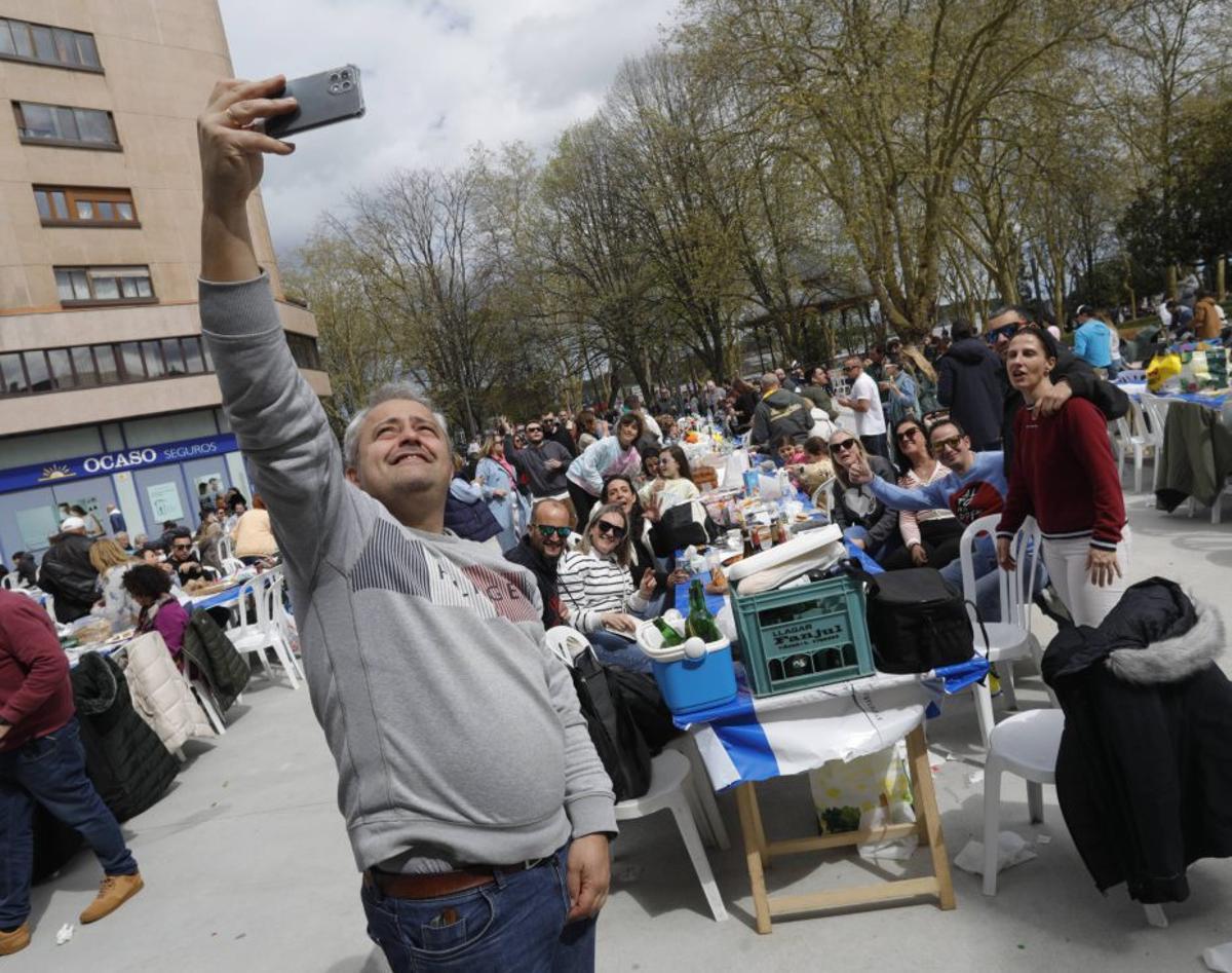 Asistentes a una pasada edición de la Comida en la Calle de Avilés.