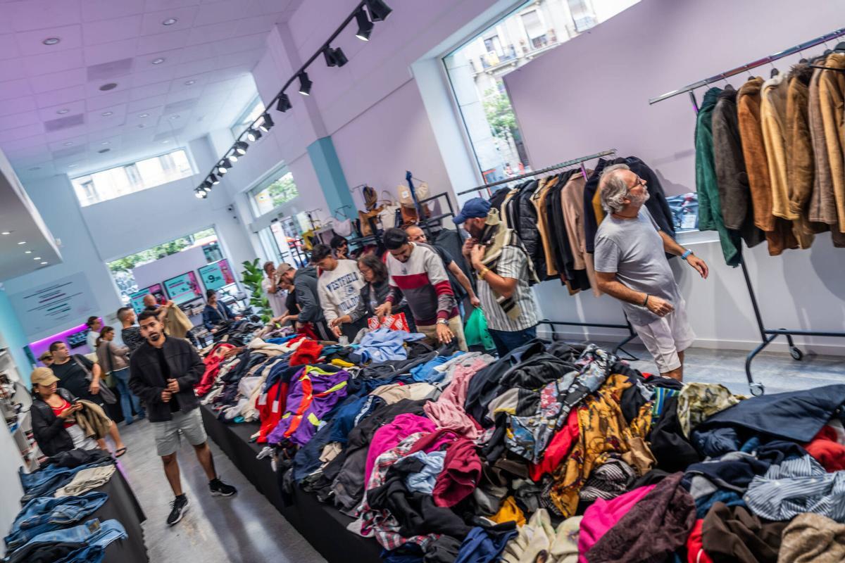 barcelona 5/10/2025 Barcelona Tema de tiendas de ropa de segunda mano en el Raval, Barcelona. Tienda UAO. AUTOR: JORDI OTIX
