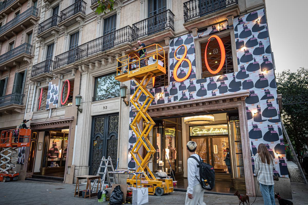 Instalación de los números que anuncian el 180 aniversario de la tienda en el 93 del paseo de Gràcia.