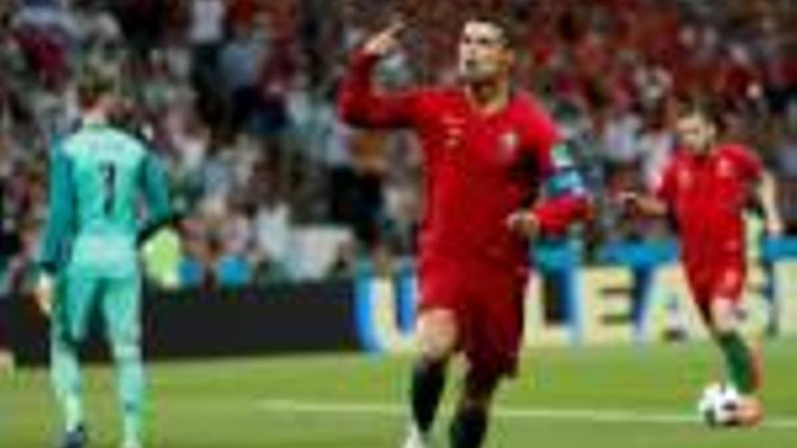 Cristiano Ronaldo celebra l&#039;1-0, marcat des del punt de penal.