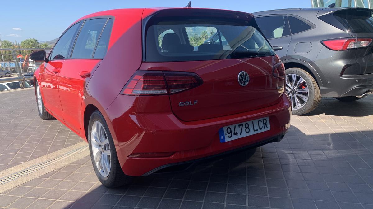 Volkswagen Golf Advance rojo con pocos kilómetros.