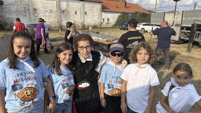 María Jesús Felipe, en el centro, junto a varios de los más jóvenes del barrio. | N. M.
