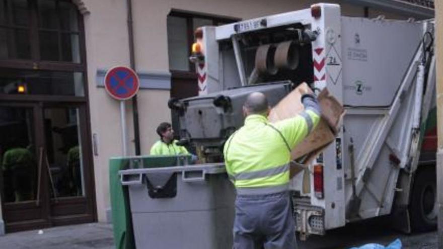 Trabajadores de Zamora Limpia recogen la basura de los contenedores.