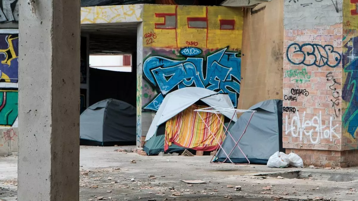 Los británicos de Sant Antoni y Cala de Bou, preocupados por el hotel okupado: exigen medidas al alcalde de Sant Josep