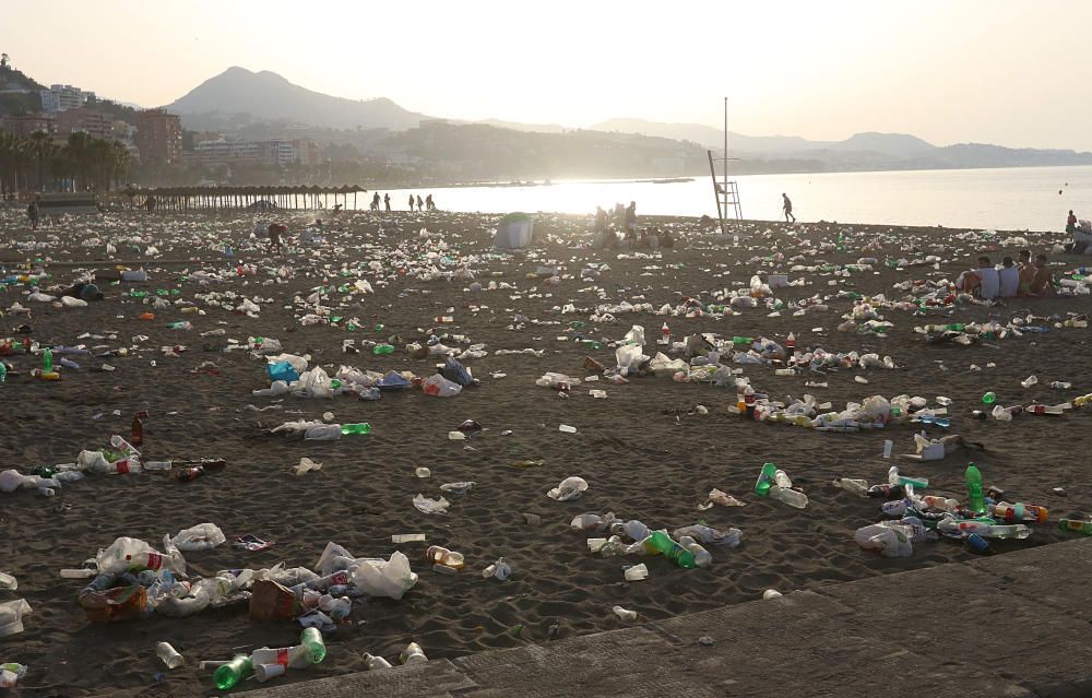 Así amanecen las playas malagueñas después de la noche de San Juan