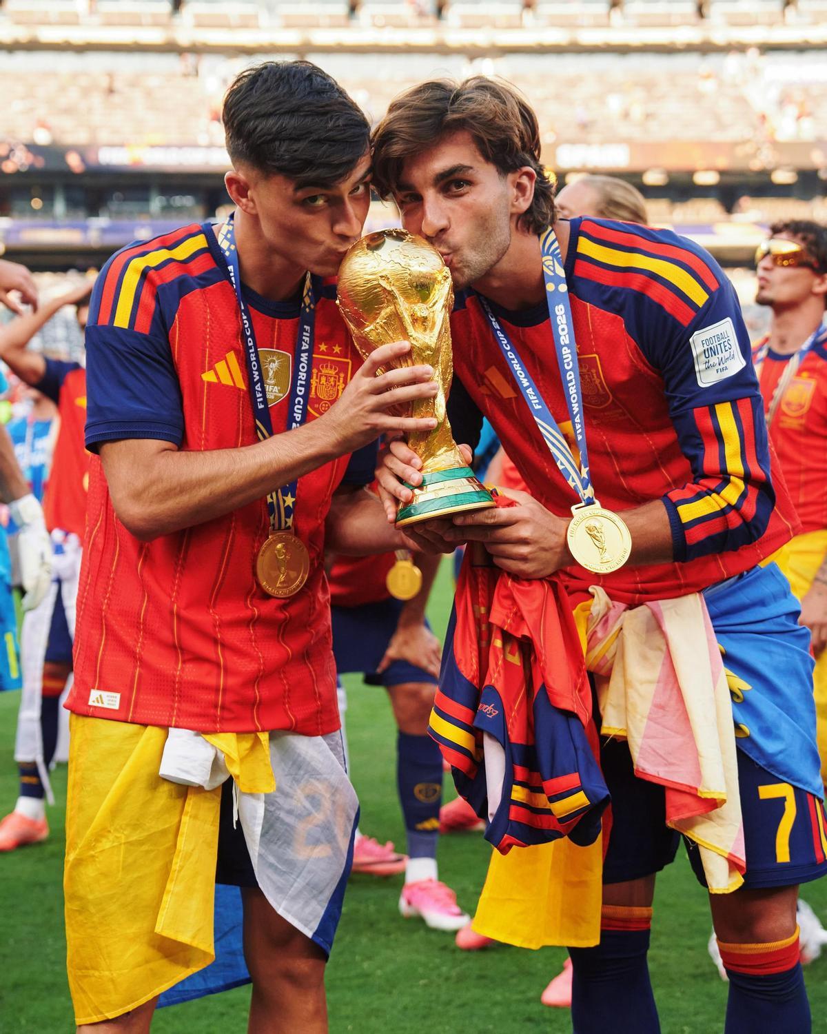 Pedri y Ferrán en la celebración del Mundial sobre el césped del Metlife Stadium