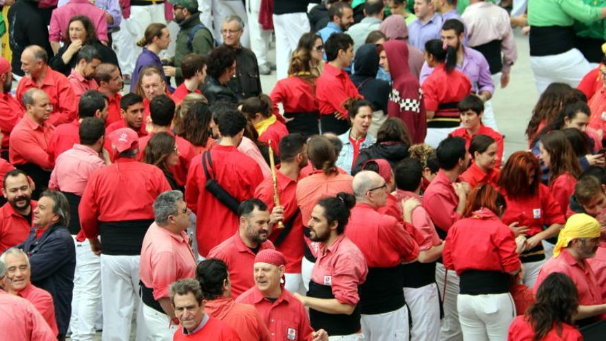 Castellers preparant-se abans d&#039;una actuació