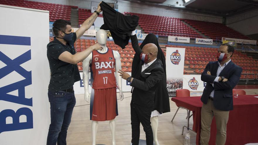 Rafa Martínez i Josep Sàez, en presència de Jordi Mestres, destapen la nova primera equipació per a la temporada vinent