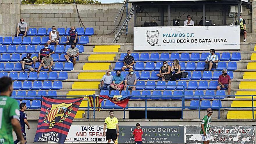 Uns 150 espectadors reben el Costa Brava al Nou Estadi de Palamós | MARC MARTÍ