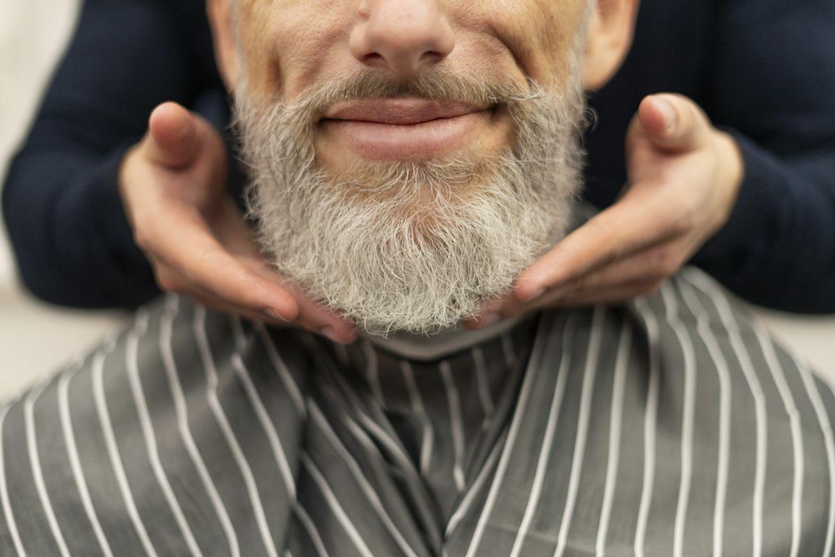 Cabells blancs a la barba: fes això perquè no siguin un problema