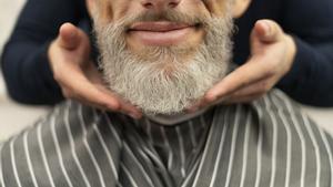 Cabells blancs a la barba: fes això perquè no siguin un problema
