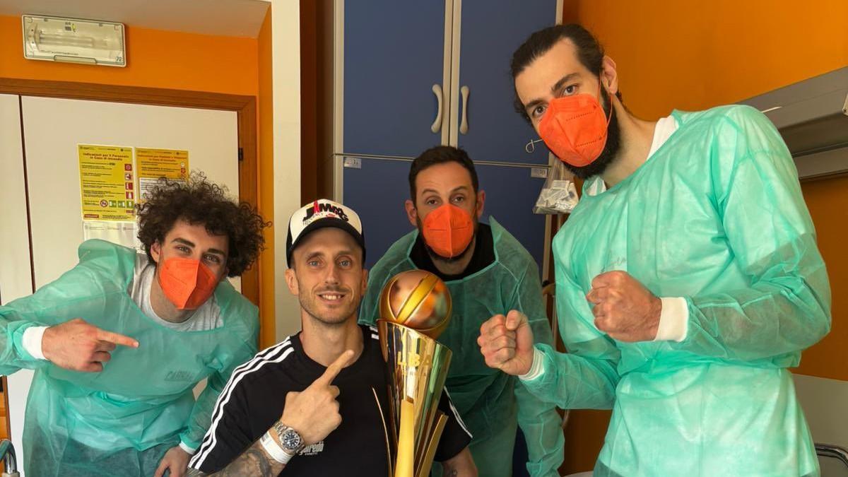 Toko Shengelia, junto a otros compañeros de la Virtus y Achille Polonara