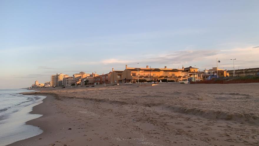 El mar engulle la arena depositada hace 40 días para regenerar la playa del Perelló