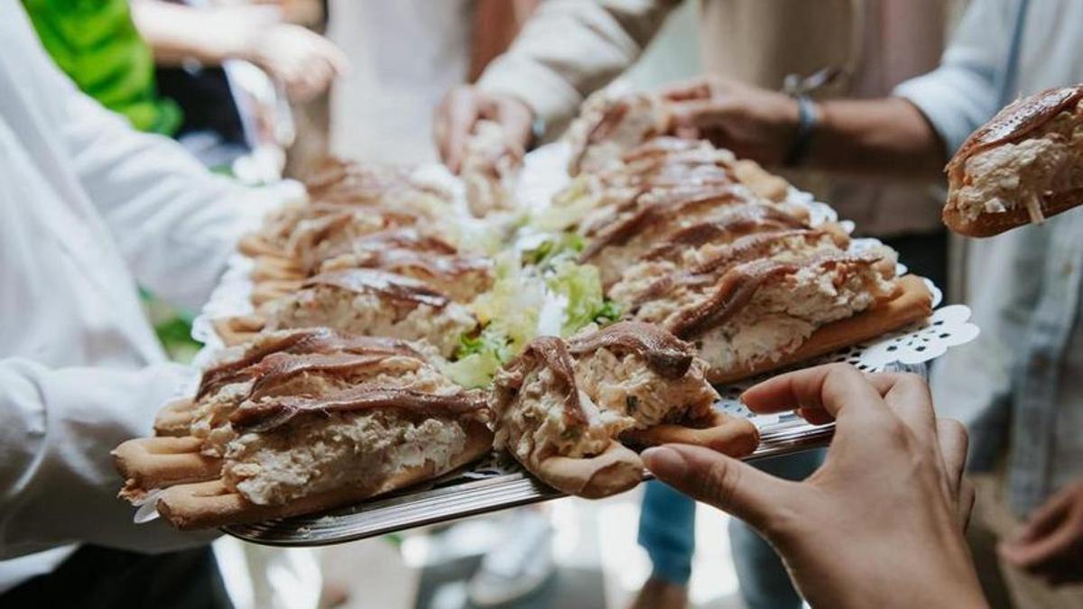 Una bandeja lleba de marineras.