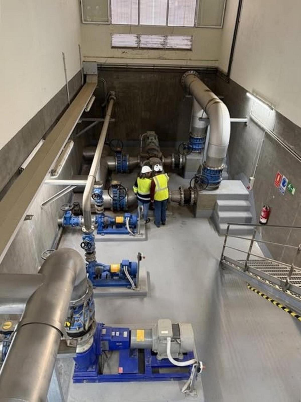 Operarios de Aquanex realizan labores de mantenimiento.