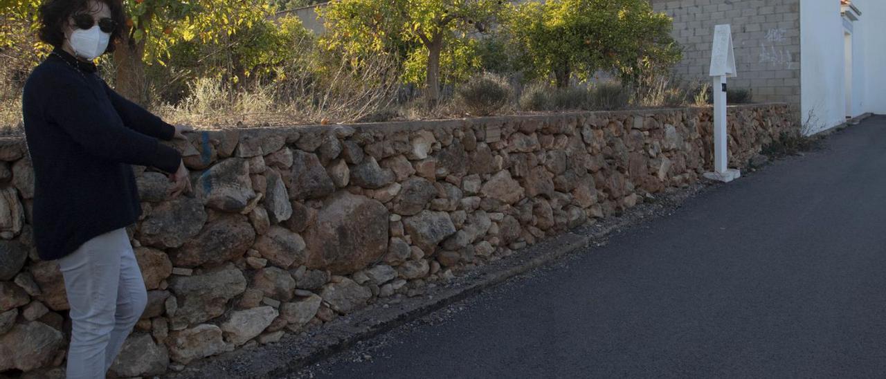 La vecina de Estivella junto al terreno contiguo al cementerio, motivo de la polémica. | DANIEL TORTAJADA