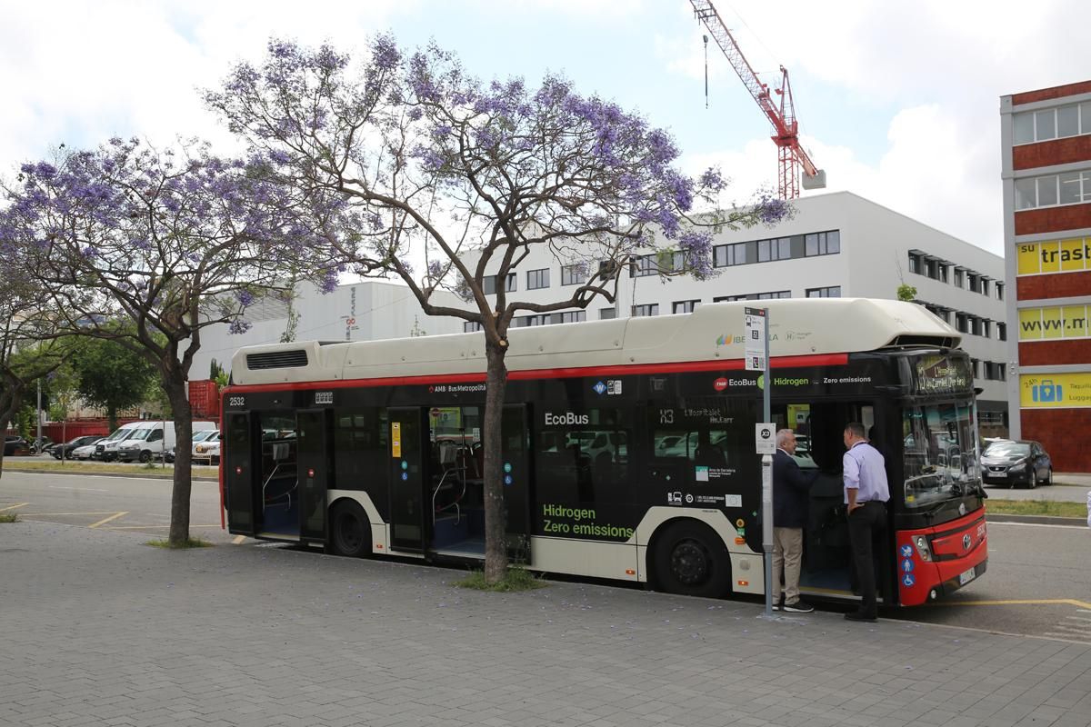 Presentación del bus X3, que conecta Barcelona y LHospitalet de forma más directa