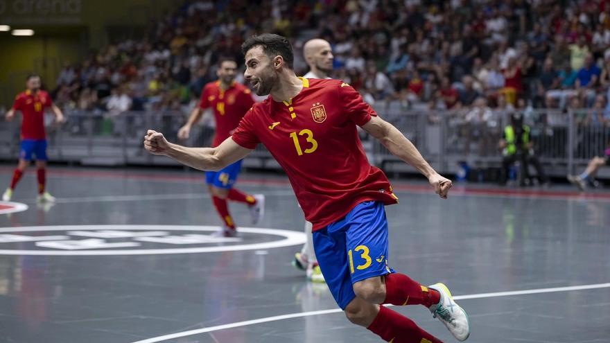 César Velasco celebra un gol con la selección Española.