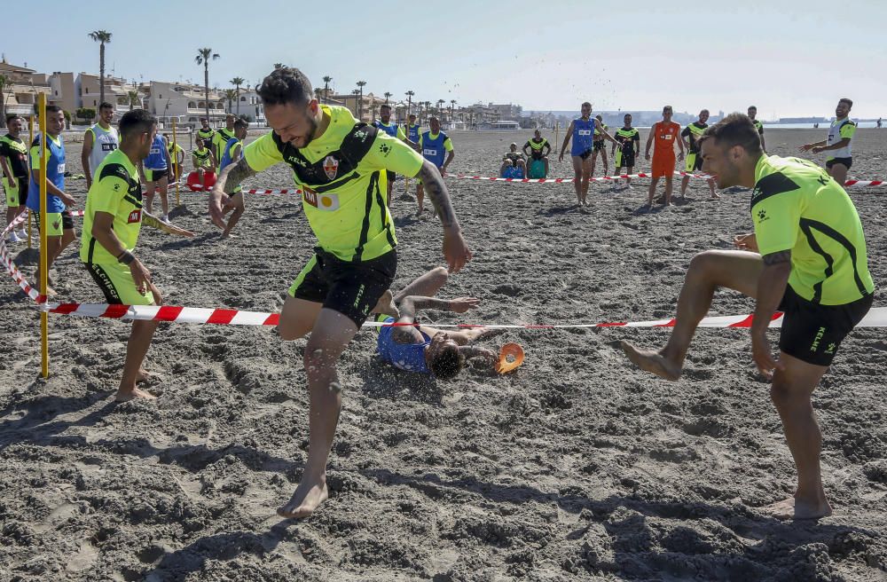 El equipo ha llevado a cabo una distendida sesión de trabajo a la orilla del mar con la única ausencia de Manuel Sánchez