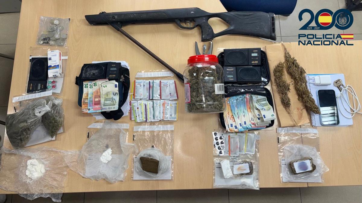 Droga y dinero intervenidos en la operación policial en Son Banya.