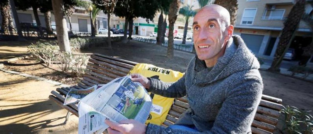 José Juan repasa los  periódicos del día tras  eliminar al Real Madrid