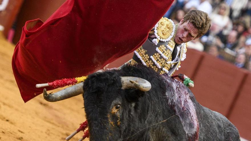 Ni Escribano ni Jiménez apuran una brava corrida en Sevilla