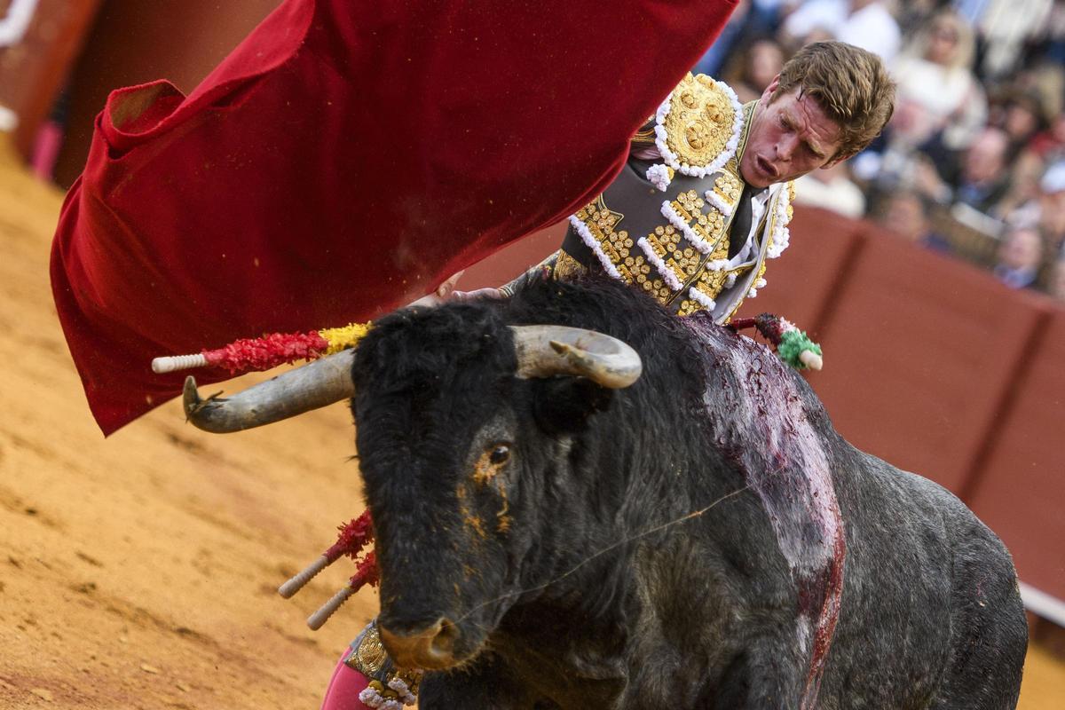 El diestro Borja Jiménez, con el primero de la tarde.