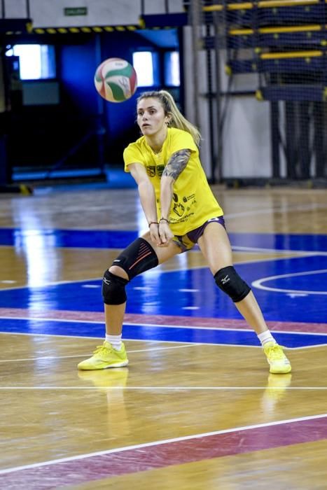 25-02-20 DEPORTES. CENTRO INSULAR DE LOS DEPORTES. LAS PALMAS DE GRAN CANARIA. Entrenamiento y foto de grupo del equipo femenino de volleyball IBSA 7 Palmas.    Fotos: Juan Castro.  | 25/02/2020 | Fotógrafo: Juan Carlos Castro