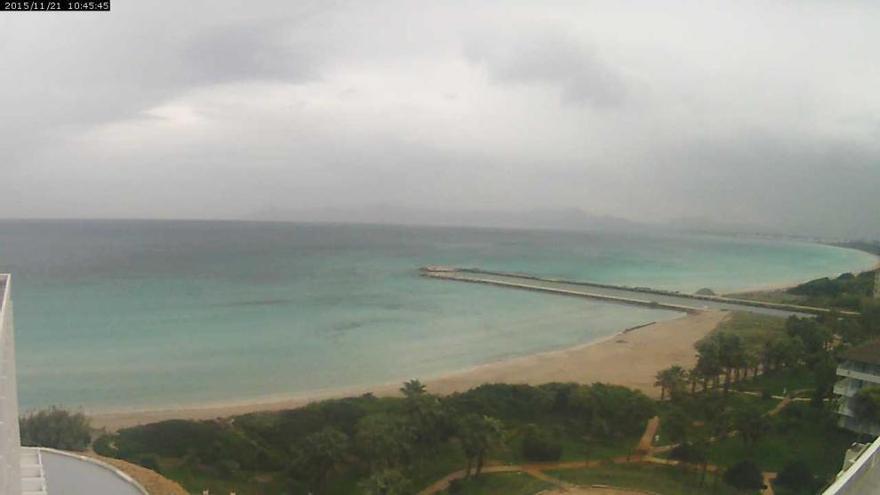 Türkisfarbenes Meer und graue Himmel über der Playa de Muro.