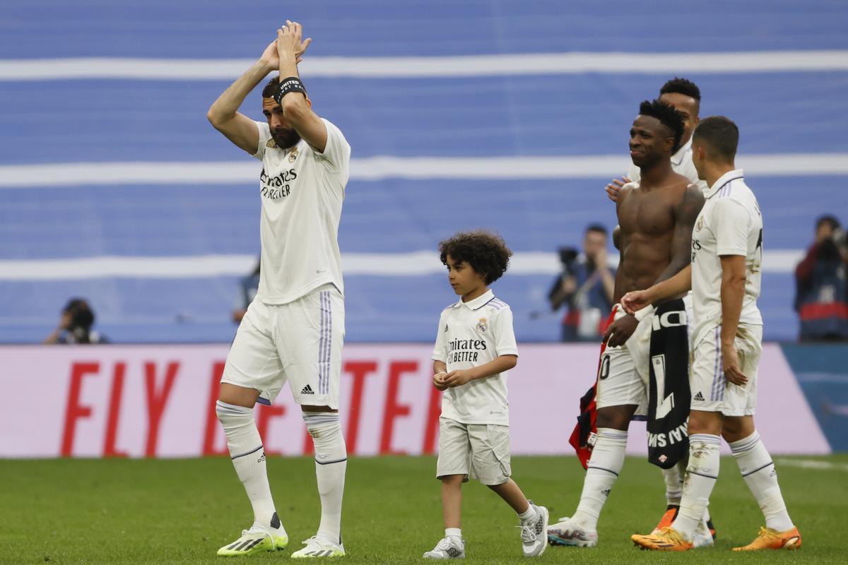 MADRID, 04/06/2023.- El delantero francés del Real Madrid, Karim Benzema, se despide de los aficionados blancos en su último encuentro con el equipo madridista a la finalización del encuentro que Real Madrid y el Athletic Club de Bilbao han disputado este domingo en el estadio Santiago Bernabéu. EFE/ Mariscal.