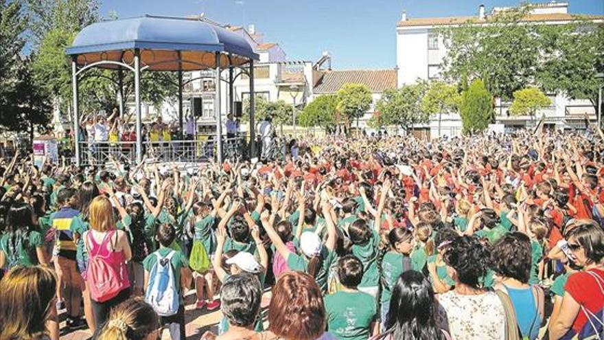 más de 1.200 niños HAN participaDO en el pasacalles de remuévete en pozoblanco