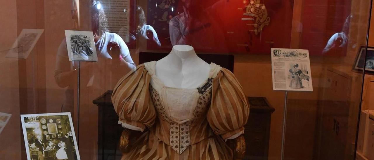 Traje de época expuesto en la Casa-Museo Emilia Pardo Bazán