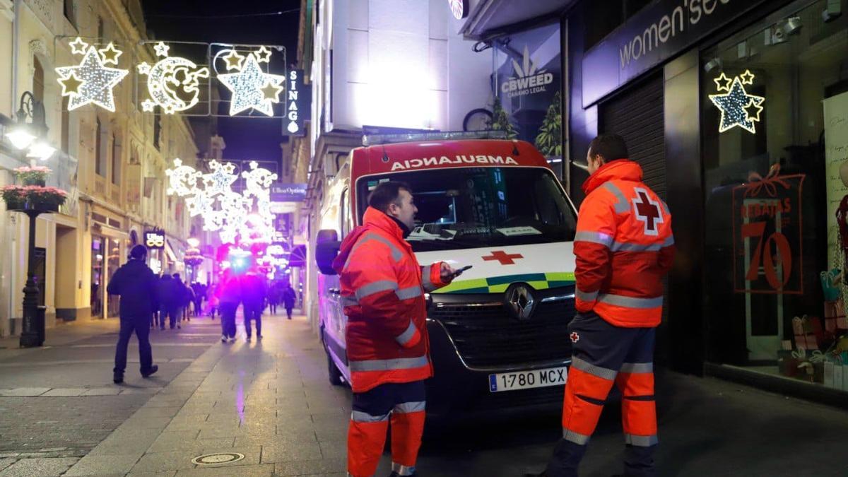 Una ambulancia de Cruz Roja, en la calle Gondomar, durante un refuerzo navideño.