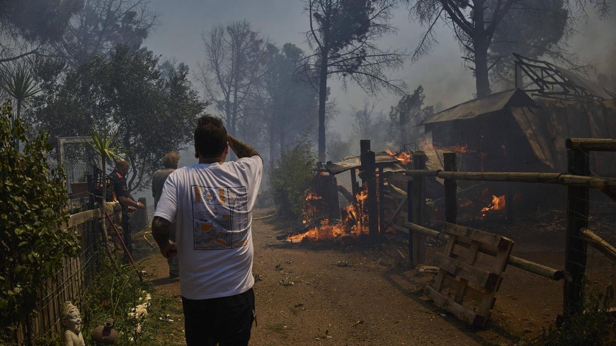 El incendio en la Bisbal d'Empordà obliga a confinar una decena de municipios y una casa de colonias con 150 niños