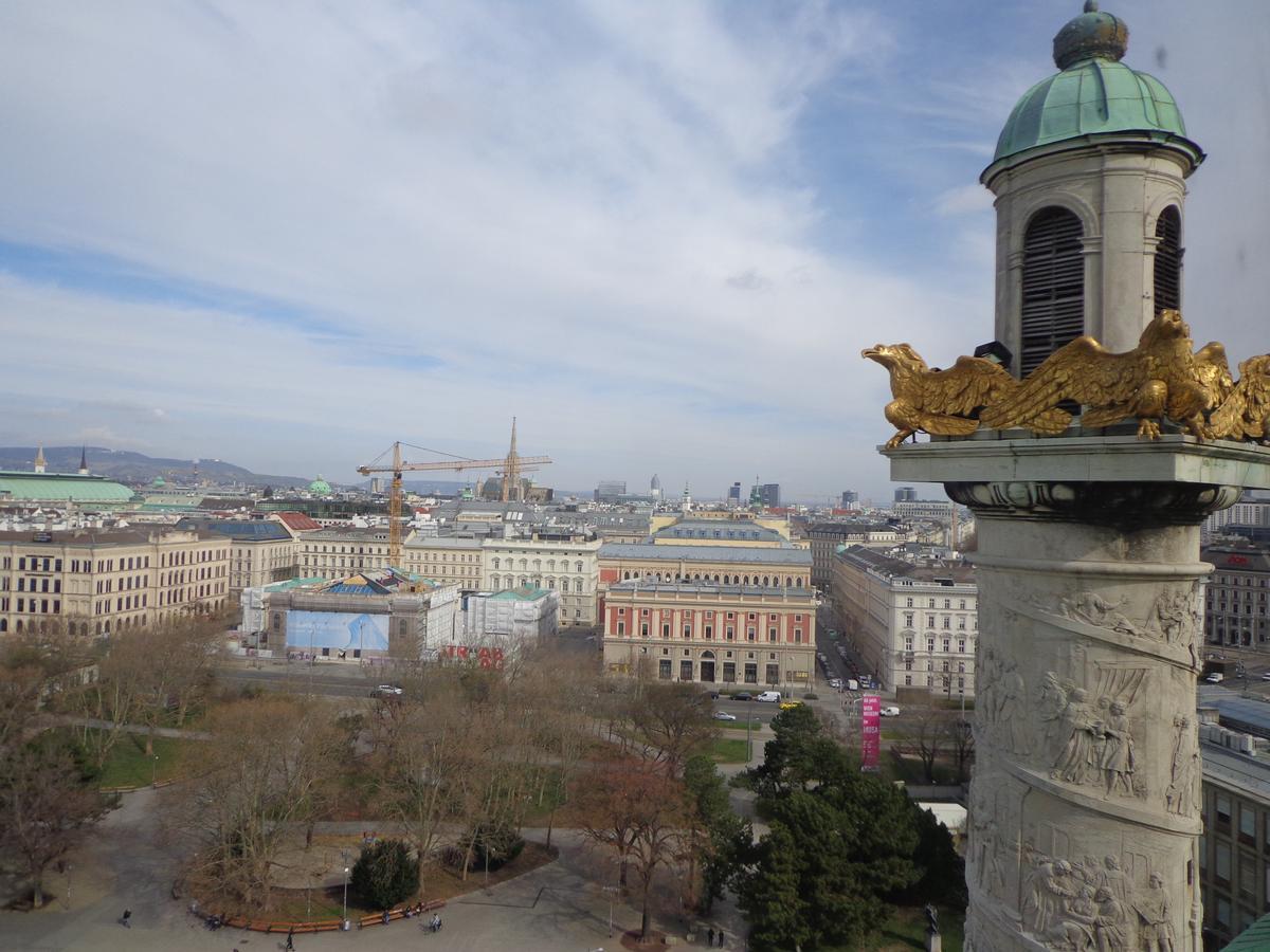 Vista de Viena, con la Musikverein en primer término, desde la iglesia de San Carlos Borromeo.