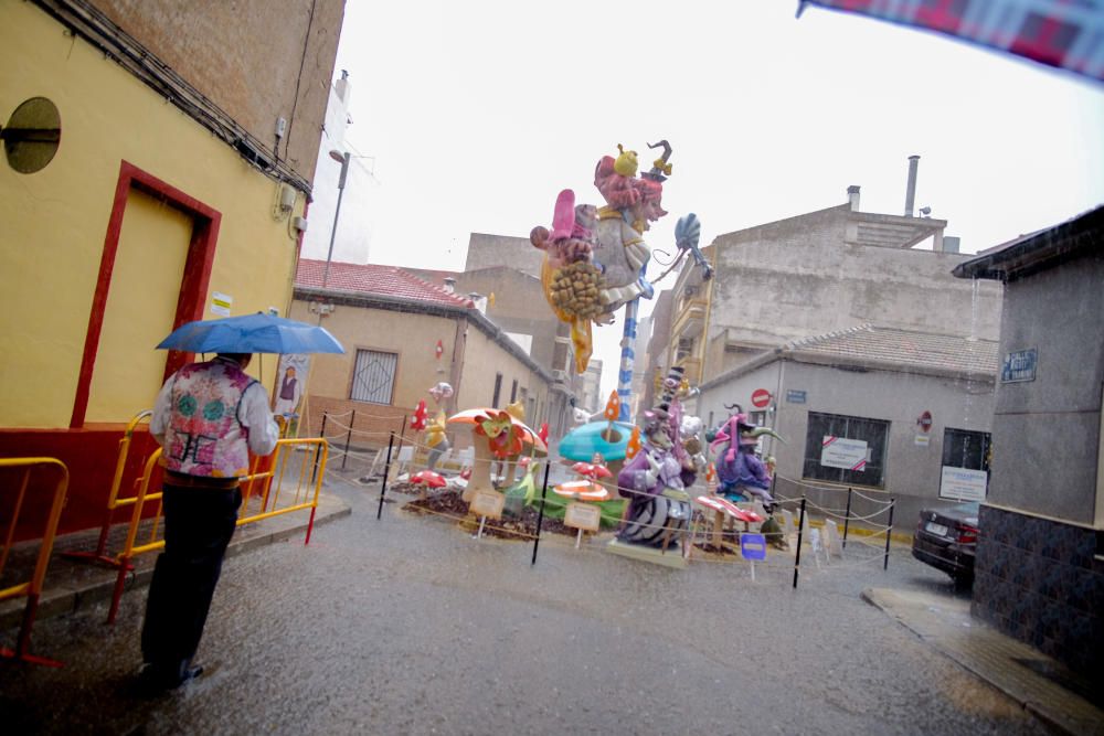 Las Fallas rinden homenaje a los Patronos con flores pese a la lluvia.