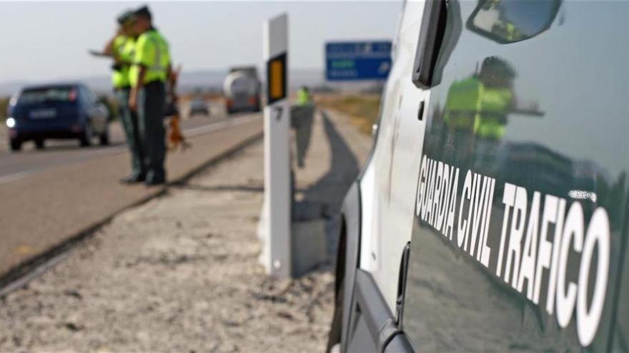 El vuelco de un camión mantiene cortado un carril de la A-4 toda la madrugada