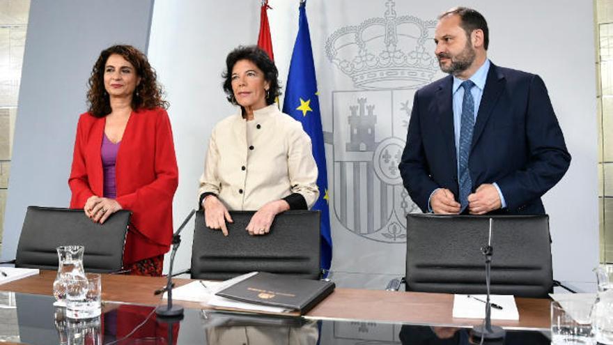 María Jesús Montero e Isabel Celaá junto a José Luis Ábalos en la rueda de prensa tras el Consejo de Ministros.