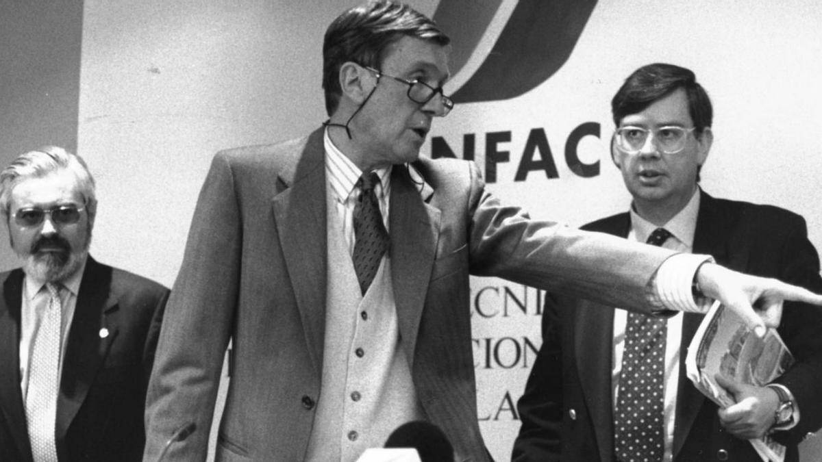 Vieites, a la derecha, en comparecencia como secretario general de Anfaco en 1996.   | // CAMESELLE
