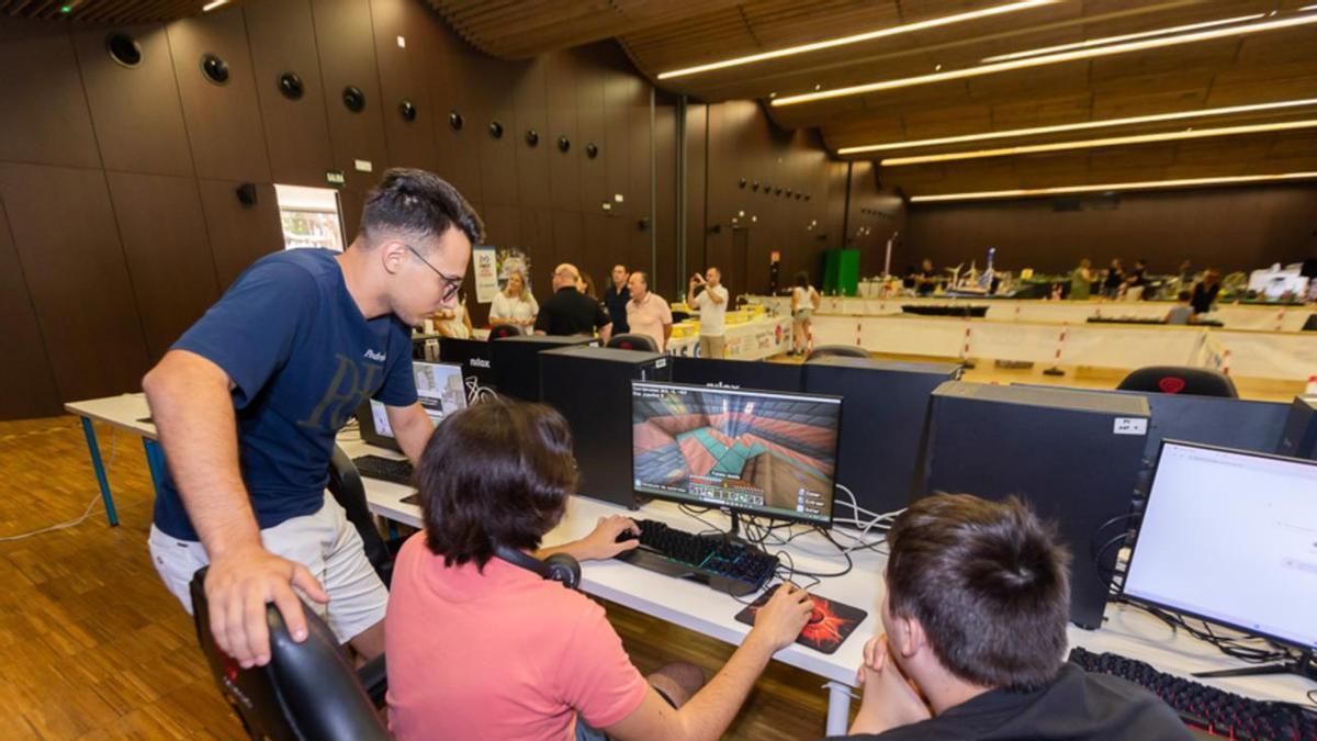 Unos jóvenes juegan en FuturSteam en la playa de Gandia