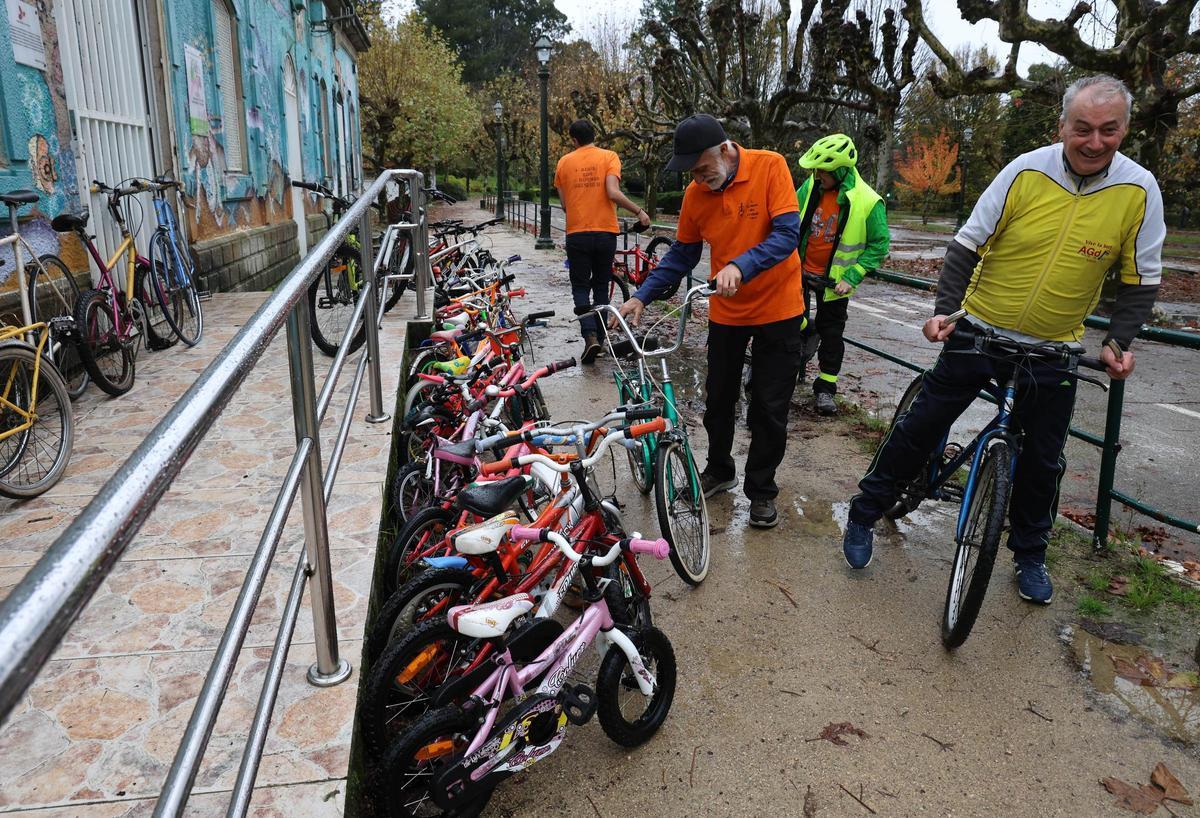 José Magdalena, Ignacio Jiménez, Javier Jiménez, Francisco Pereira y Antonio Montero, en O Castro, con bicicletas que donarán.